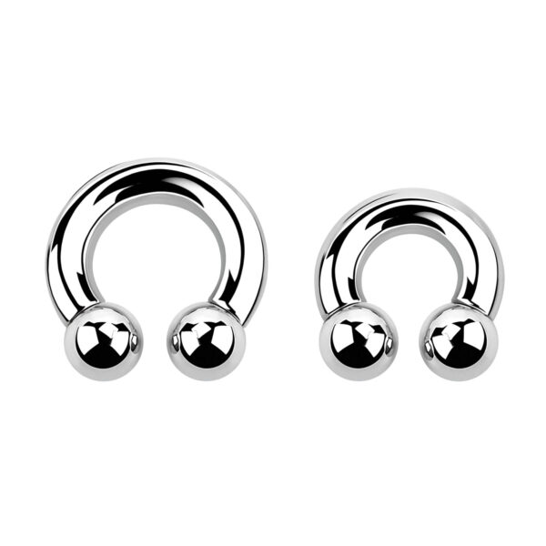 Il Piercing Il Principe è un gioiello esclusivo con uno spessore di 6mm (2G), realizzato in acciaio chirurgico 316L, garantendo resistenza, sicurezza e minimizzando i rischi di rigetto dovuti ad allergie da metalli.