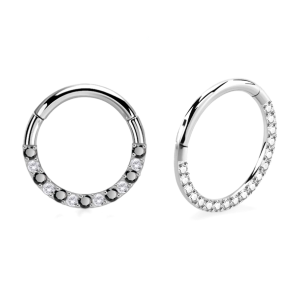 Il Clicker Jessy è un elegante gioiello a cerchio con chiusura tipo "clicker", impreziosito da zirconi ultra brillanti che aggiungono un tocco scintillante al tuo piercing. Realizzato in acciaio chirurgico 316L, questo gioiello è ideale per piercing su septum, daith, helix, smiley e nostril.