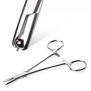 è uno strumento versatile progettato per una varietà di utilizzi nel campo dei piercing.